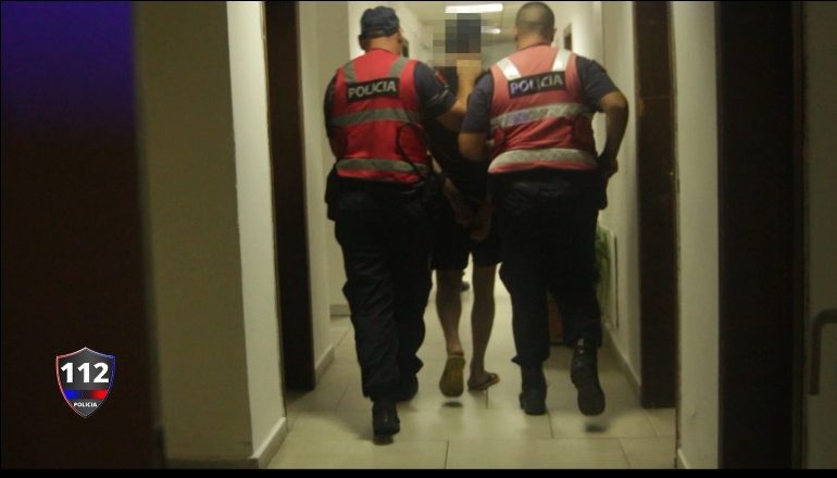 “EMISIONI 112″/ Policia kap në flagrancë të riun me armë në brez! Vajzat i fshihen ‘grabitësit’