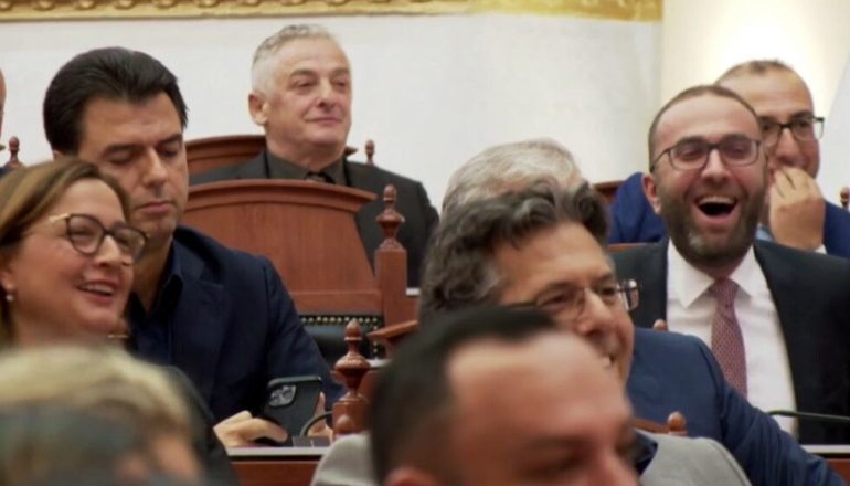 KUVEND/ Nikolla: PD njofton se kryetar i Grupit Parlamentar është Lulzim Basha! Bardhi ‘shkrihet’ së qeshuri