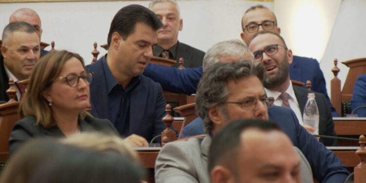 “SHKO MORE QESHARAK. HIPOKRIT”/ Zbardhet sherri mes Bardhit dhe Bashës në fund të seancës
