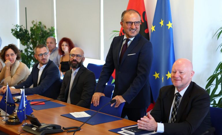 NË PRITJE TË AMBASADORIT TË RI/ Soreca rikthehet në Tiranë në krye të delegacionit të BE