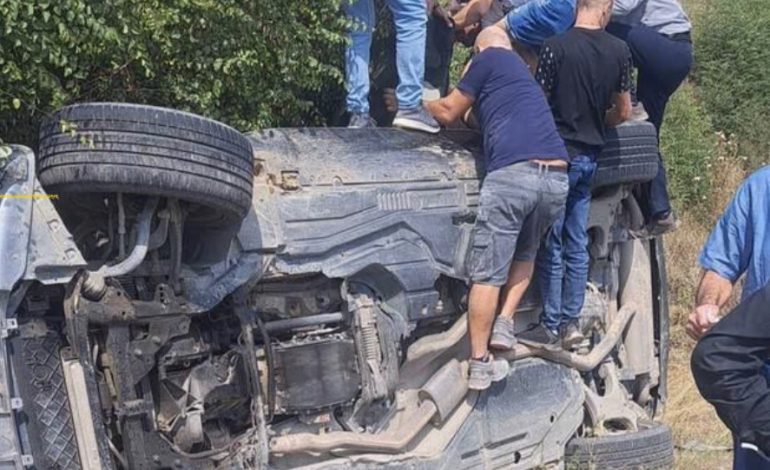 DETAJET E PARA/ Aksident në aksin rrugor Gramsh-Kodoviat, përmbyset makina,