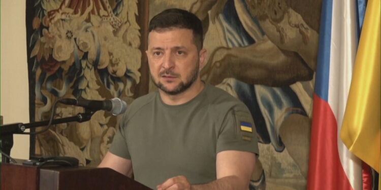 VALË SHKARKIMESH NË UKRAINË/ Zelensky largon një tjetër zyrtar