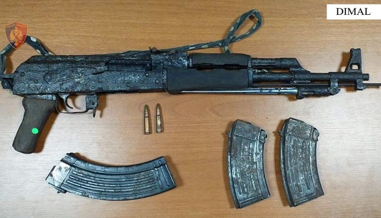 KALLASHNIKOV DHE MUNICION LUFTARAK NË BANESË/ Arrestohet 50-vjeçari në Berat! I dënuar më parë për… (EMRI)