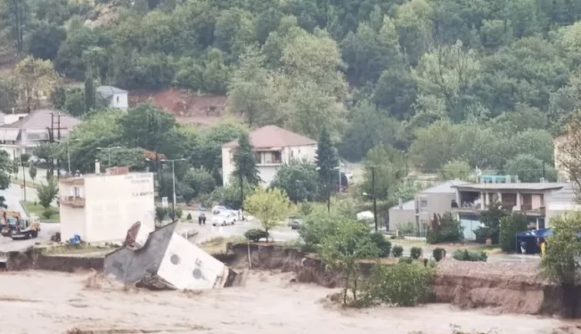 KAOS NGA MOTI I KEQ NË GREQI/ Hapen gropa në rrugë, njerëzit hipin mbi çatitë e shtëpive