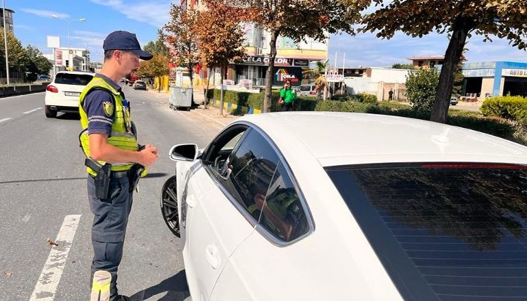 SHKELËN RREGULLAT E QARKULLIMIT/ Gjobiten mbi 1 mijë drejtues mjetesh gjatë muajit gusht në Durrës! 20 në pranga…