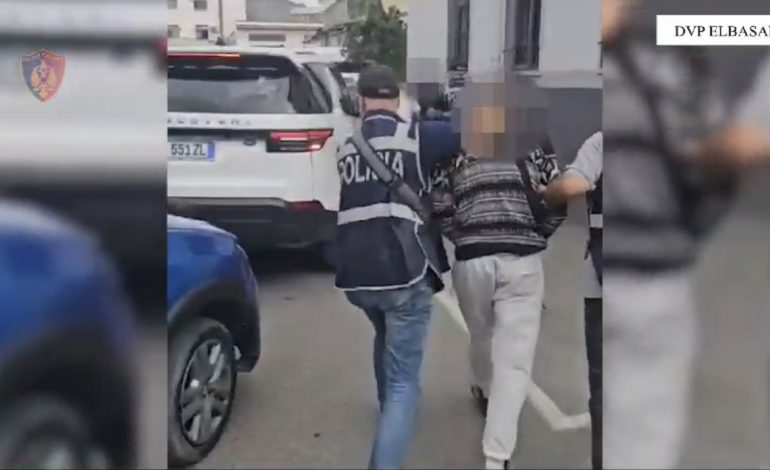 ME KALLASH E MUNICION LUFTARAK NË BAGAZHIN E MAKINËS/ Arrestohet 37-vjeçari në Cërrik. Në pranga dhe pasagjeri