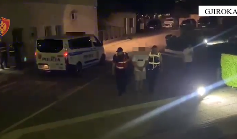 KAPET “MAT” 24-VJEÇARI NË GJIROKASTËR/ Transportonte 13 emigrantë nga vendet e treta, policia…