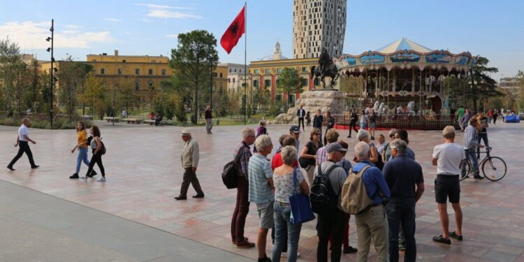 PRITEN 1 MILIONË TË HUAJ NË SHTATOR/ Turistët vazhdojnë të vijnë në Shqipëri