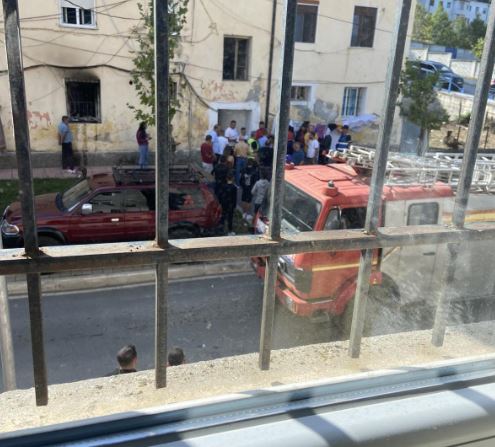 RRJEDH BOMBOLA E GAZIT/ Përfshihet nga flakët banesa në Bajram Curr