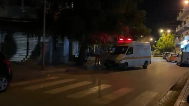 ATENTATI NË VLORË/ Dalin pamjet nga vendi i ngjarjes, viktima i shtrirë në tokë