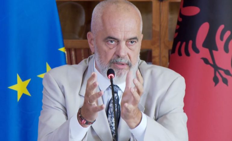 “SEZONI VEROR PO VAZHDON ME FLUKSE TË LARTA”/ Rama: 2 milionë turistë të huaj gjatë muajit gusht