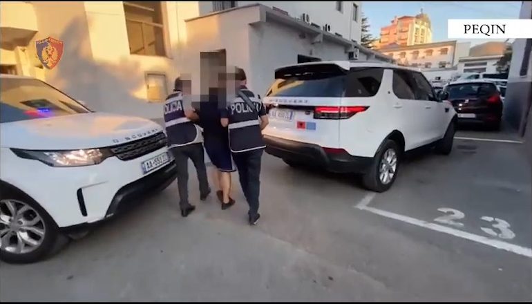 E PËSOJNË KEQ/ Fshehën në banesë 1 kallashnikov, 2 pistoleta, 1 armë gjahu dhe fishekë luftarak, arrestohen dy vëllezërit në Peqin