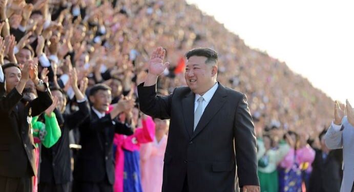 KIM JON UN SHFAQET NË PUBLIK PAK PARA TAKIMIT ME PUTIN/ Feston 75-vjetorin e Pavarësisë së Koresë së Veriut