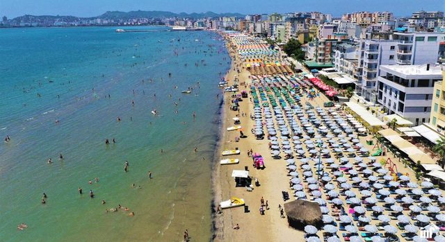 DURRËSI, TURISTË NGA E GJITHË BOTA/ Edhe në shtator hotelet janë të mbushura plot
