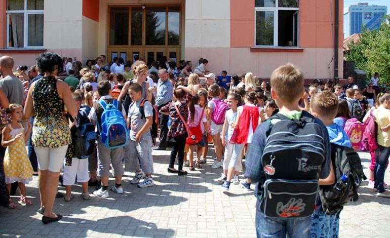 NIS VITI I RI SHKOLLOR/ Rreth 29 mijë nxënës ulen për herë të parë në banka
