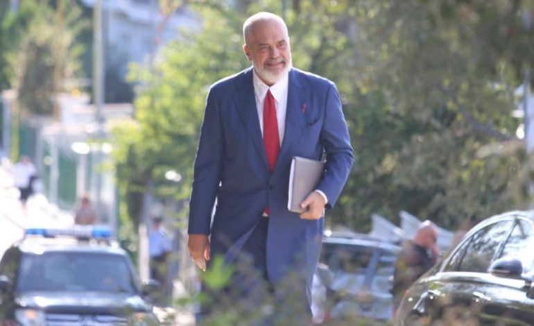 DITA E PARË E SHKOLLËS/ Rama: Suksese në rrugëtimin e ri të dijes të gjithë fëmijëve, nxënësve, mësuesve e prindërve
