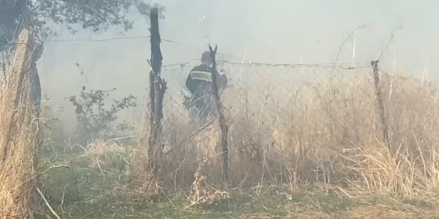 EMRI/ I vuri zjarrin tokës së tij, por dogji tre banesa, shpallet në kërkim 36-vjeçari në Finiq