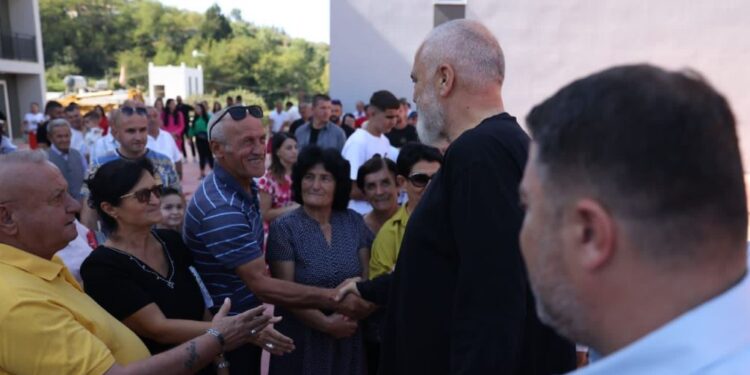 RINDËRTIMI/ Rama dorëzon 102 shtëpi në Marikaj, “porosi” banorëve: Dritat do t’i paguani vetë…