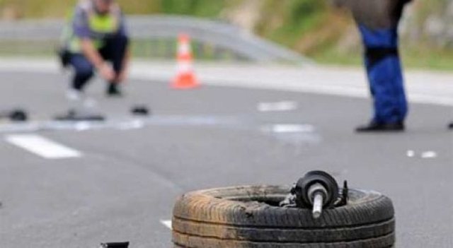 AKSIDENT I RËNDË NË TIRANË/ Makina përplas 3 mjete të parkuara, merr përpara policin dhe një kalimtare