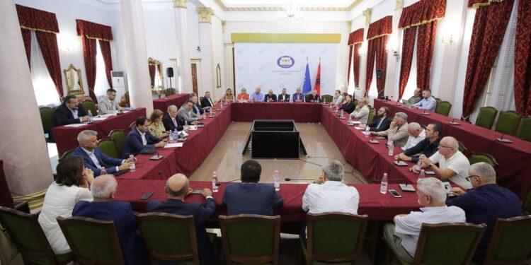 TAKIMI I DYTË NËN DREJTIMIN E BARDHIT/ Deputetët e PD dhe aleatët mblidhen sërish në Kryesinë e Kuvendit