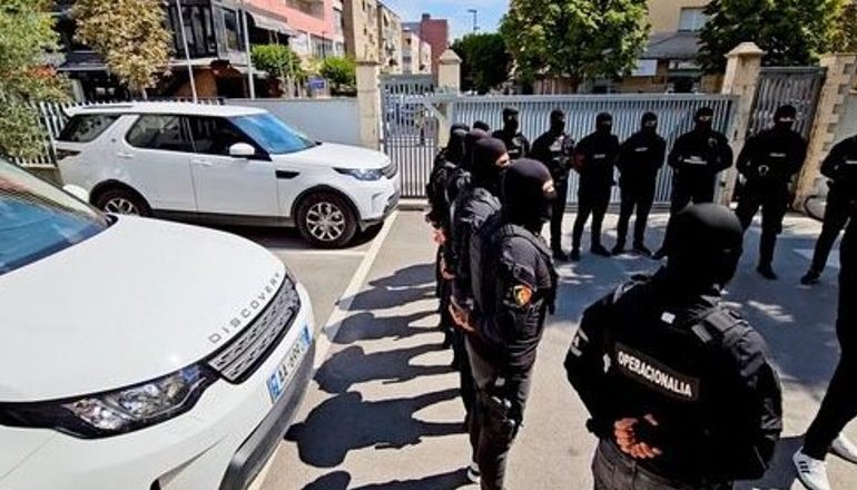 “NJË VAJZË SHTATZËNË DHE NJË E MOSHUAR TË PËRFSHIRË…”/ Zbulohen detaje nga megaoperacioni: Shpërndarësit u përgjuan nga të infiltruarit