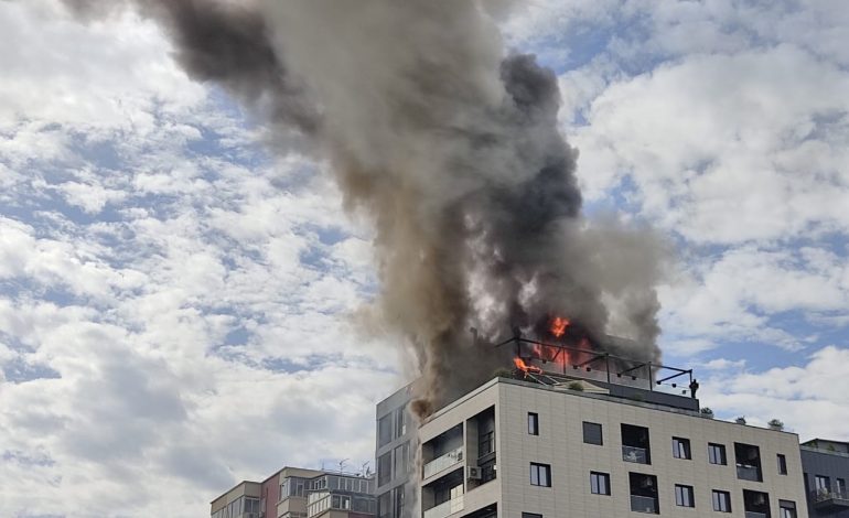 SI MORI FLAKË PALLATI NË TIRANË? Zjarri nisi në katin e 2, i favorizuar nga fasada u përhap me shpejtësi