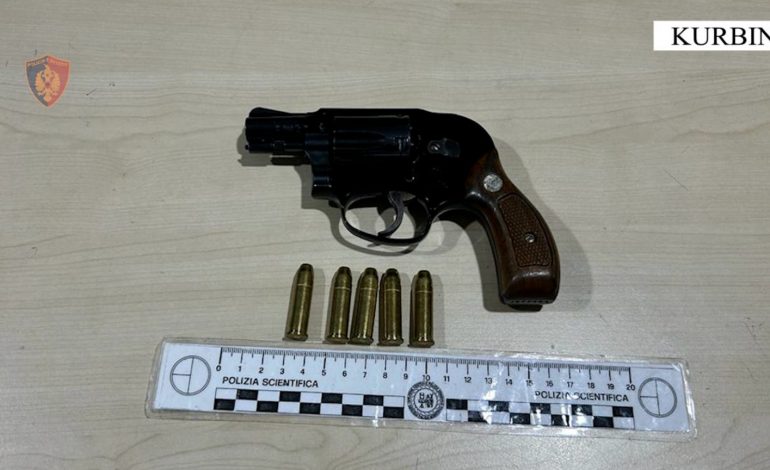 E PËSON KEQ/ S’ju bind urdhrit të policisë për të ndaluar dhe hodhi pistoletën nga dritarja, pranga 28-vjeçarit në Kurbin