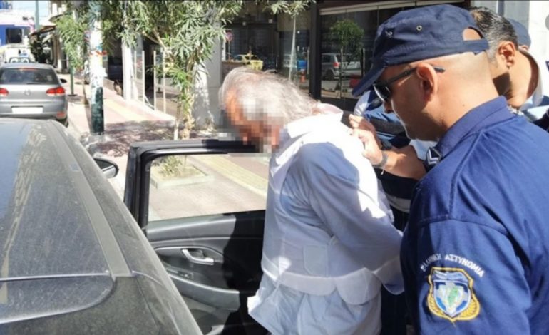 EKZEKUTOI PËR 9 SEKONDA BRIGEN LIMKËN/ Greku del nga gjykata i veshur me antiplumb dhe kokën ulur