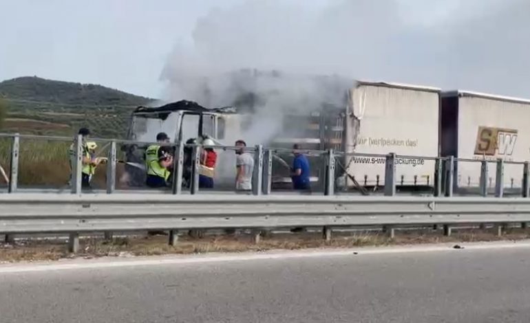 VIDEOLAJM/ Digjet kamioni në autostradën Fier-Vlorë, shoferi…