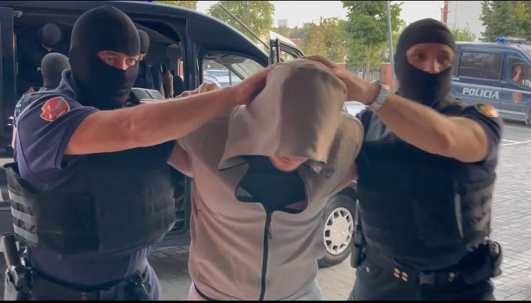 MEGAOPERACIONI/ EMRAT e 30 të arrestuarve në Durrës, 11 të tjerë në kërkim! Sekuestrohen qindra doza heroinë, kanabis, kokainë e krak