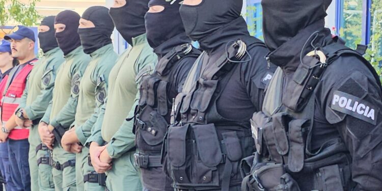 DY ORË PARA OPERACIONIT NË VLORË/ Policia shfaqi ‘arsenalin e bluve’