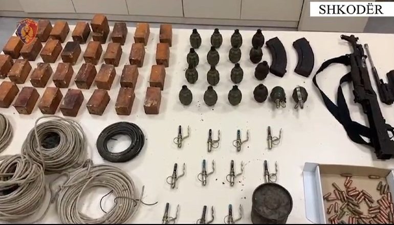 E PËSON KEQ 68-VJEÇARI NË SHKODËR/ Po kujdesej për 120 bimë kanabisi dhe në banesë mbante tritol, policia…