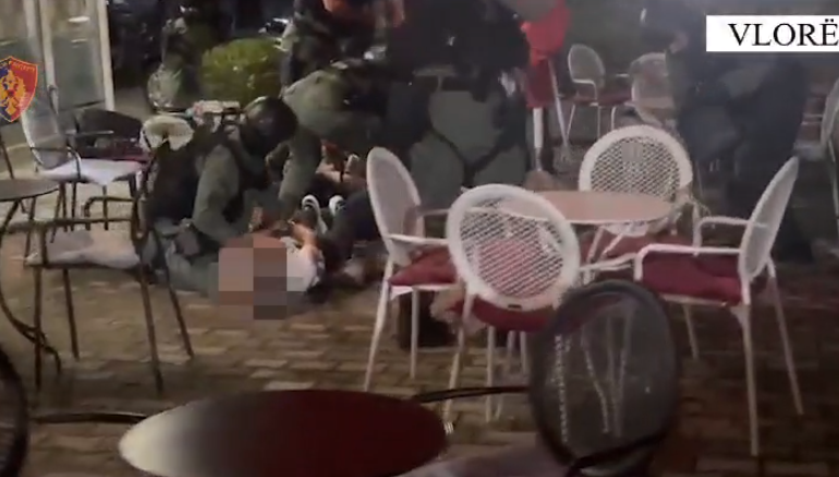 PARANDALOHET NGJARJA KRIMINALE NË VLORË/ Të armatosur në një lokal, me armë gati për qitje, 2 të arrestuar. Në pranga edhe…