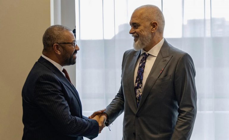 FOTOLAJM/ Rama takon në New York ministrin e Jashtëm britanik, James Cleverly. Ja kush e shoqëron