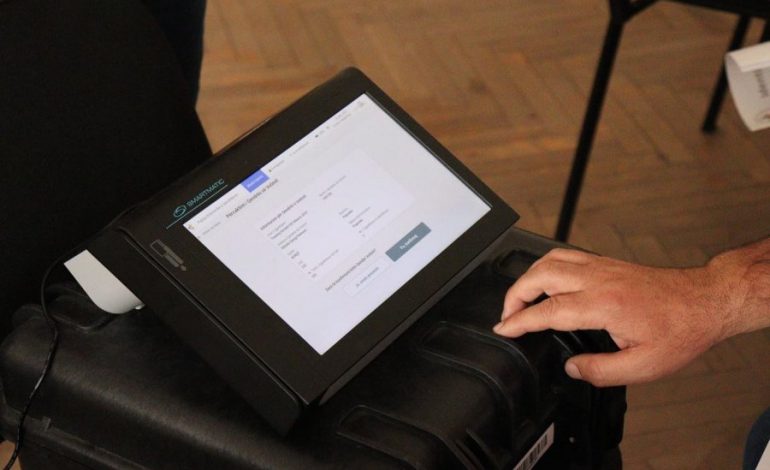 ZGJEDHJET NË KUKËS/ KQZ teston pajisjet për identifikimin elektronik të votuesve