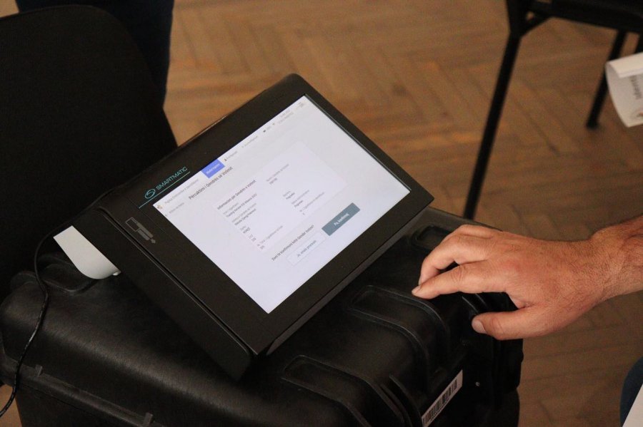 ZGJEDHJET NË KUKËS/ KQZ teston pajisjet për identifikimin elektronik të votuesve