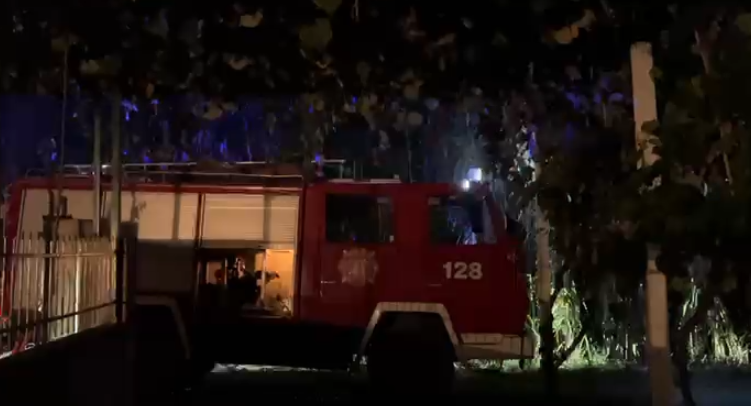 DETAJET E PARA/ Përfshihet nga flakët banesa në Lezhë, policia dhe zjarrfikësit në vendin e ngjarjes