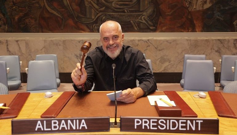 SOT SHQIPËRIA DREJTON MBLEDHJEN PËR UKRAINËN/ Rama nga salla e KS në OKB: Më e rëndësishmja që prej fillimit të luftës, paqja e siguria prioritet