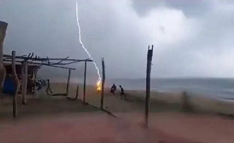 PANIK NË PLAZH/ Ja momenti kur rrufeja godet për vdekje pushuesen 33-vjeçare dhe një shitës ambulant