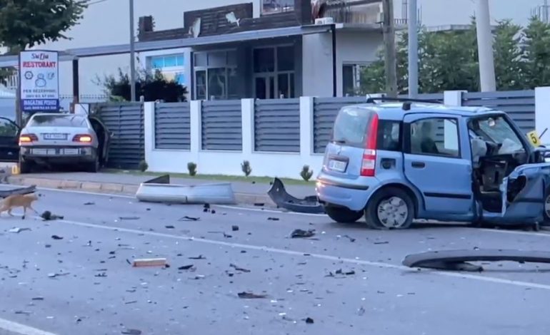 AKSIDENT NË AKSIN LEZHË-SHËNGJIN/ Përplasen dy automjete, përfundojnë në spital 4 persona