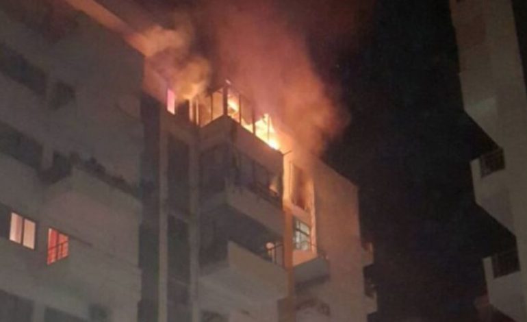 ZJARR NË DURRËS/ Kati i dhjetë i një pallati përfshihet në flakë, evakuohen banorët