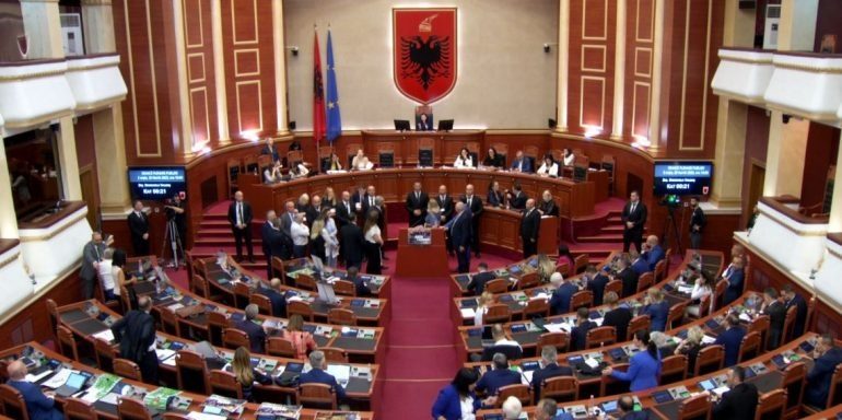DEBATI PËR KREUN E GRUPIT/ Zbardhen emrat, 28 deputetë të PD firmosin dokumentin: Njohim Bardhin si kryetar