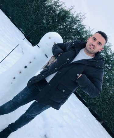 U VRA ME ARMË ZJARRI/ Ky është 33-vjeçari që u gjet i pajetë nga familjarët në makinën e tij (FOTO)