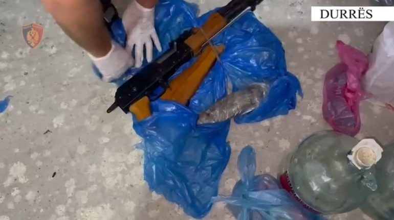 POLICIA AKSION/ Sekuestrohet arsenal armësh në një banesë në Likmetaj, pranga të moshuarit