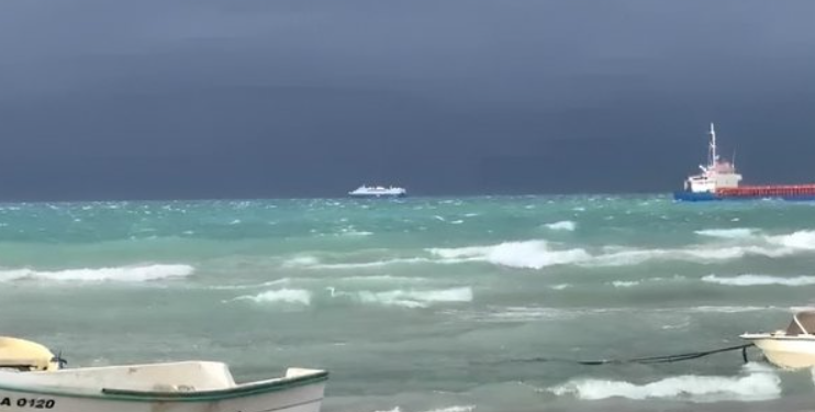 MOTI I KEQ/ Pezullohet lundrimi i mjeteve të vogla në Vlorë, tragetet vijojnë normalitetin
