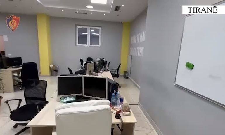 MASHTRIM PËR INVESTIM NË BURSA PËRMES CALL CENTER/ 2 në pranga dhe 2 në kërkim në Tiranë