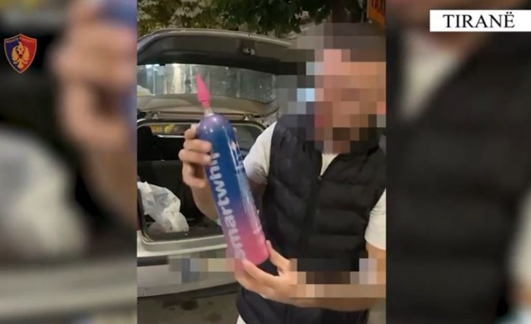 “MË MIRË BLINI KËTË, SE TULLUMBACET”/ Tregtonte bombola me azot dhe i reklamonte në rrjetet sociale, pranga të riut në Tiranë