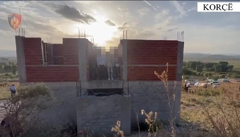 DETAJET DHE EMRAT/ Grabitën dhe mbajtën peng 23 emigrantë të paligjshëm në këmbim të 10 mijë eurove, 3 të arrestuar në Korçë