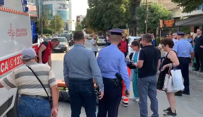 AKSIDENT I RËNDË NË KORÇË/ Po kalonte rrugën te vijat e bardha, automjeti merr para të moshuarën