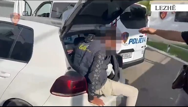 PAMJET/ Mbushën makinat me emigrantë, ndalohen 2 shoferët transportues! Morën 500 euro për secilin